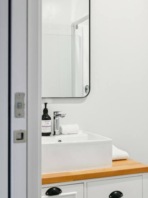 950M To Cbd - Instant Book Tidy Unit Apartment Gisborne Bagian luar foto
