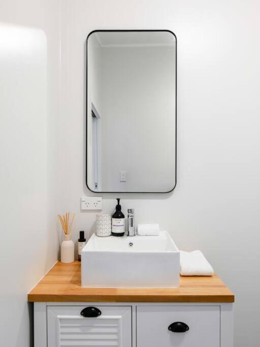 950M To Cbd - Instant Book Tidy Unit Apartment Gisborne Bagian luar foto