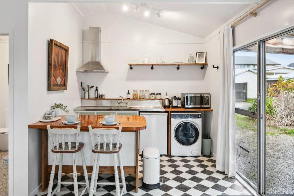 950M To Cbd - Instant Book Tidy Unit Apartment Gisborne Bagian luar foto