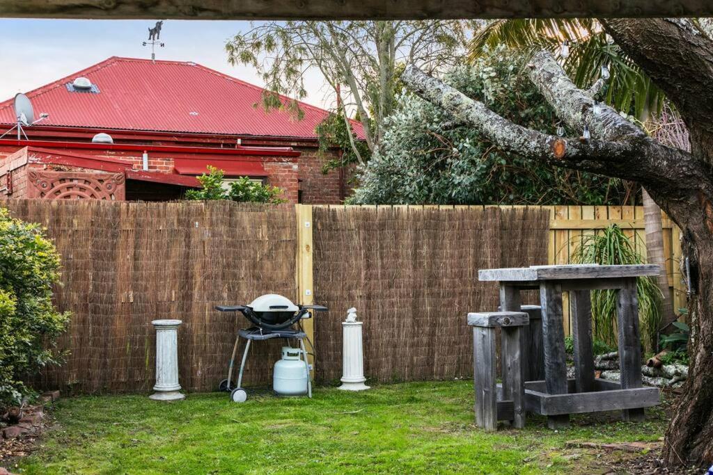 950M To Cbd - Instant Book Tidy Unit Apartment Gisborne Bagian luar foto