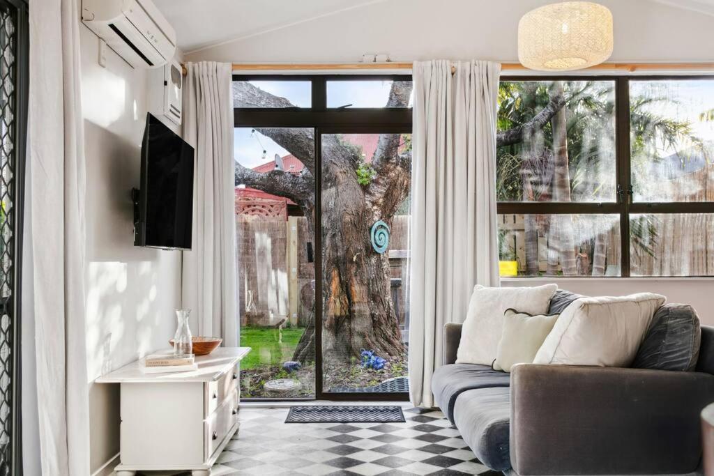 950M To Cbd - Instant Book Tidy Unit Apartment Gisborne Bagian luar foto
